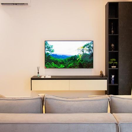 Luxury Rooftop 23 Bed & Breakfast Tirana Exterior photo