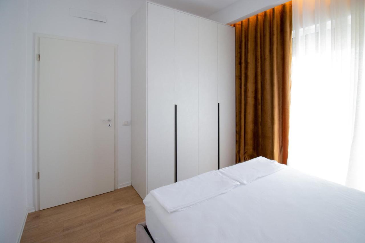 Luxury Rooftop 23 Bed & Breakfast Tirana Exterior photo